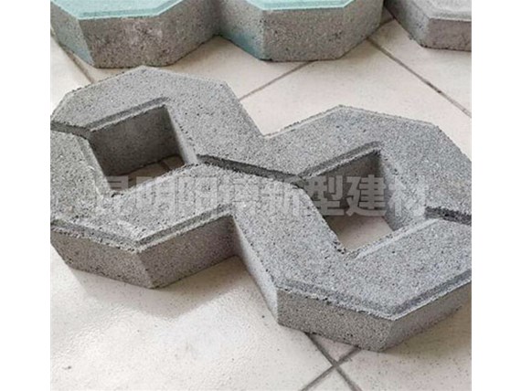 昆明八字植草磚在園林設(shè)計(jì)中的應(yīng)用優(yōu)勢(shì)有哪些呢？